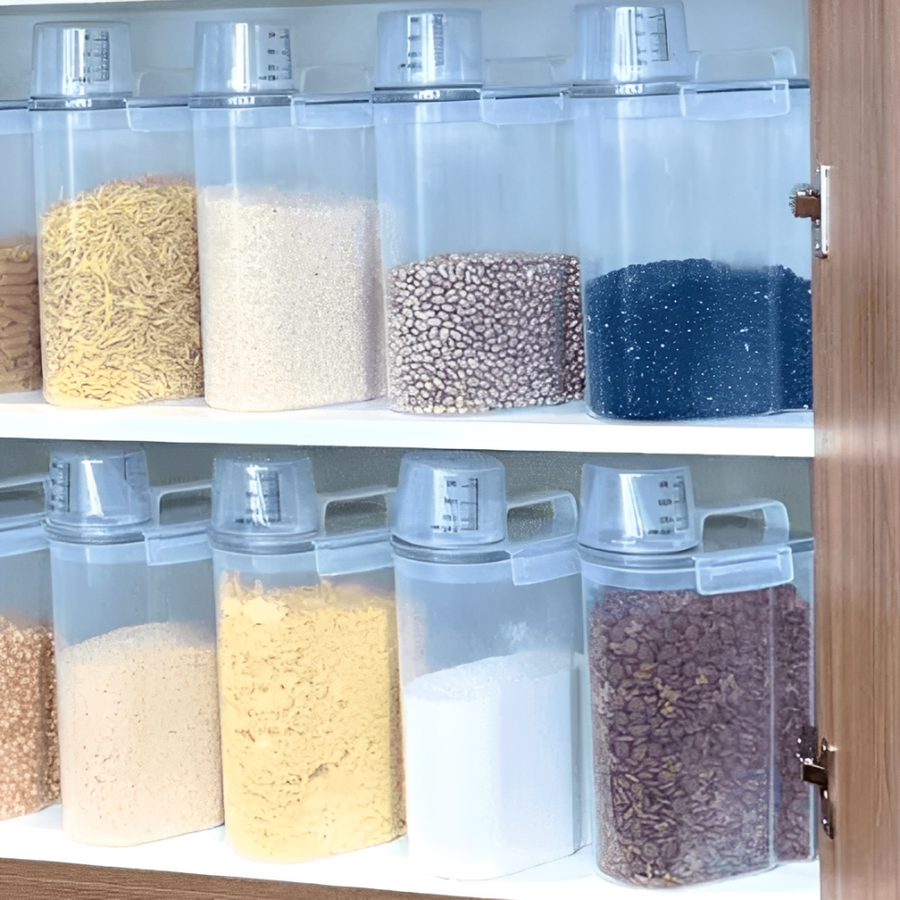 Kit potes hermeticos organizando feijao arroz e massas em armario de cozinha