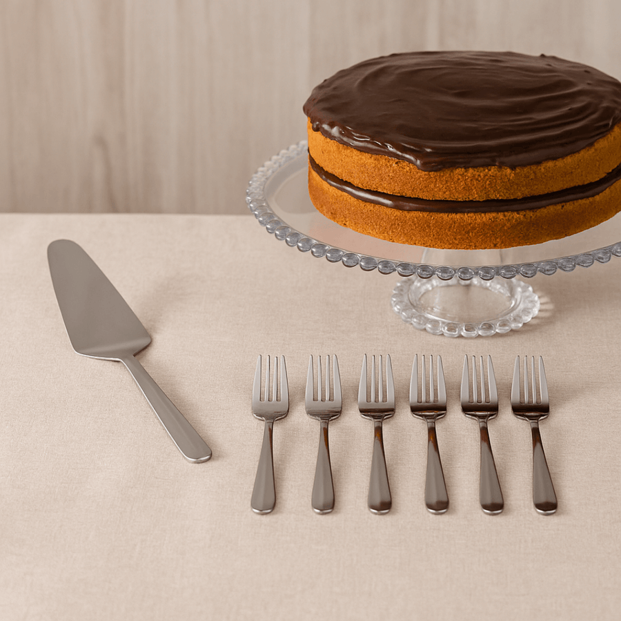 Jogo completo com espátula e seis garfos ao lado de bolo de chocolate