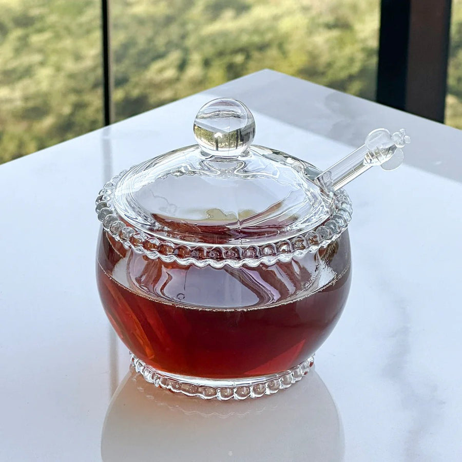 Meleira de cristal com líquido translúcido e bolinhas na base