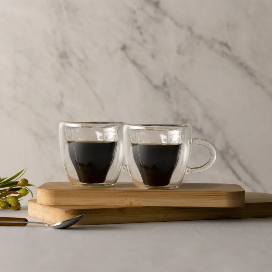 Bandeja de bambu 28cm servindo como base para xícaras de café