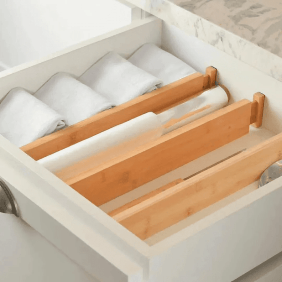 Divisórias de bambu organizando gaveta com utensílios de cozinha