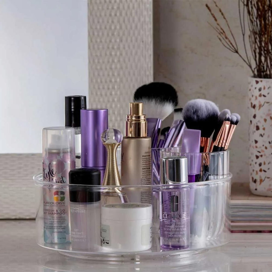Maquiagem e cosméticos organizados no suporte giratório