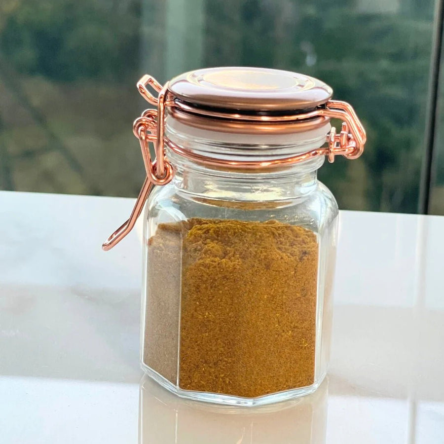 Pote vidro individual com tempero mostra detalhe da trava rose gold
