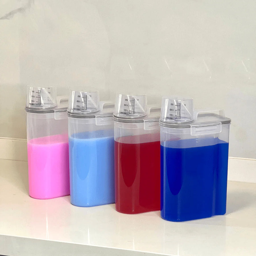 Quatro potes plasticos transparentes com liquidos rosa azul vermelho e azul escuro enfileirados