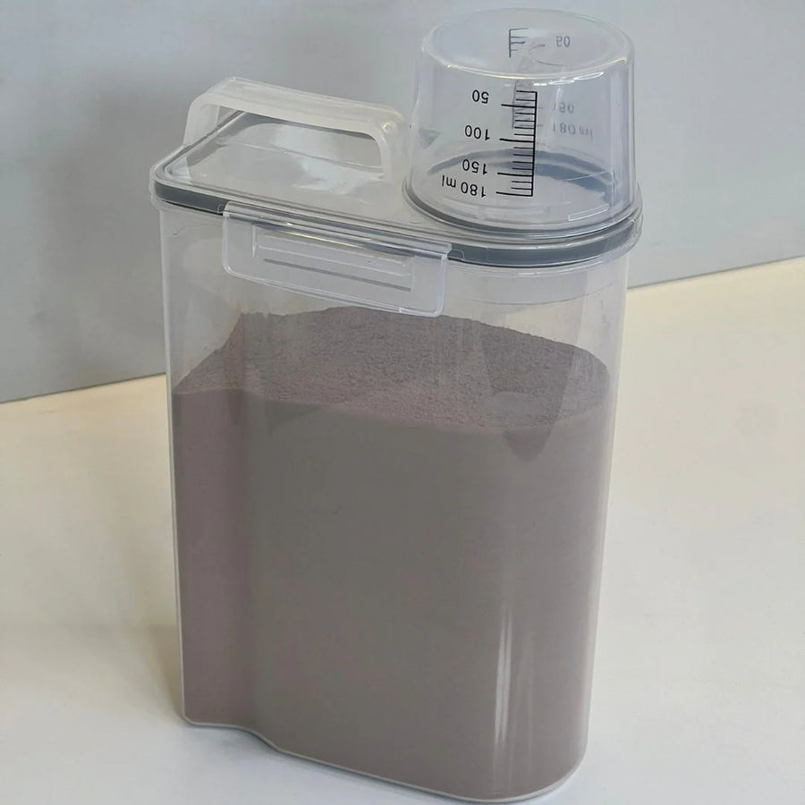 Detalhe do copo medidor graduado ate 180ml encaixado na tampa do pote hermético