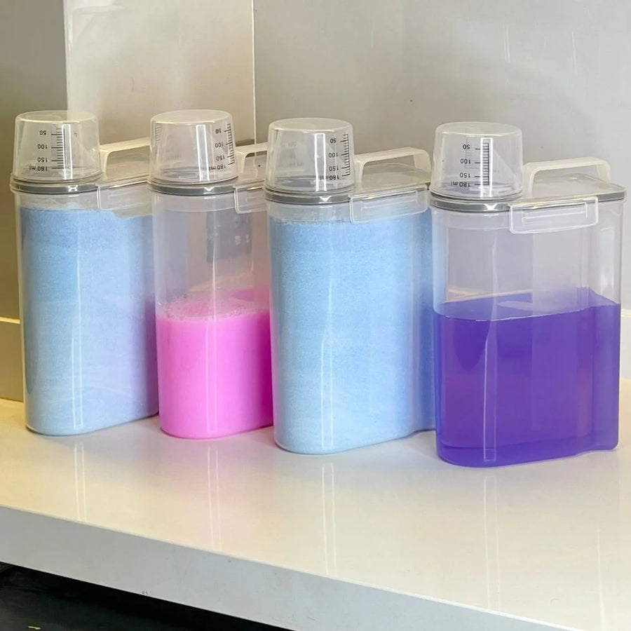 Potes hermeticos armazenando sabao em po colorido azul e rosa sobre prateleira