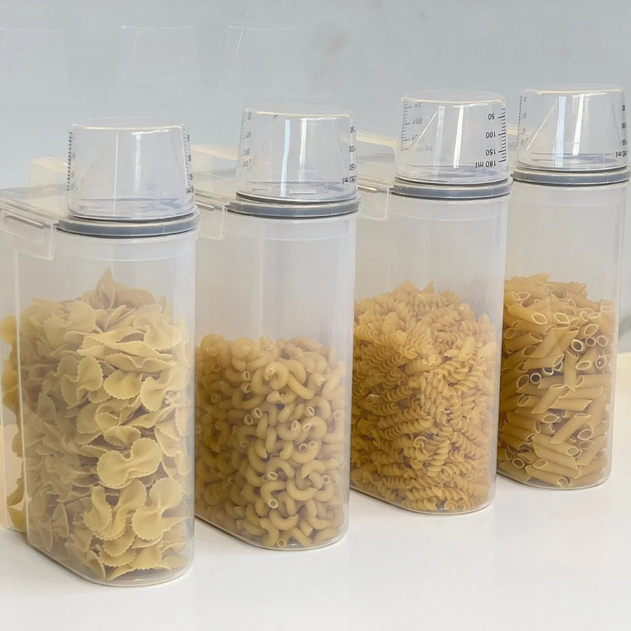 Quatro potes transparentes com diferentes formatos de massa farfalle fusilli e penne