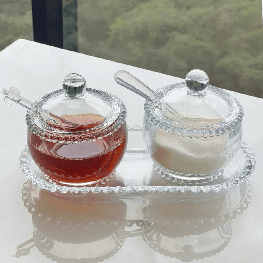 Kit com dois potes de cristal em bandeja decorativa com mel e açúcar