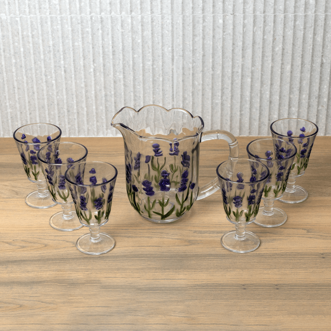 jogo de 6 taças e uma jarra de cristal com flor de lavanda
