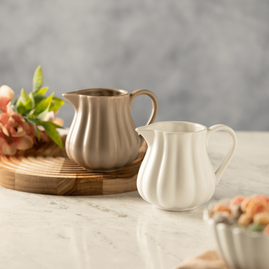 Leiteira de Porcelana Petala Areia Matt 220ml - Ela Decora