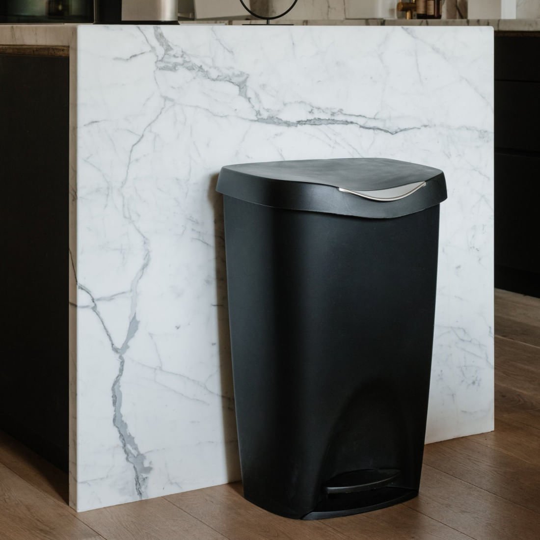 Lixeira Pedal Preta Tampa Níquel 50 Litros - Ela Decora