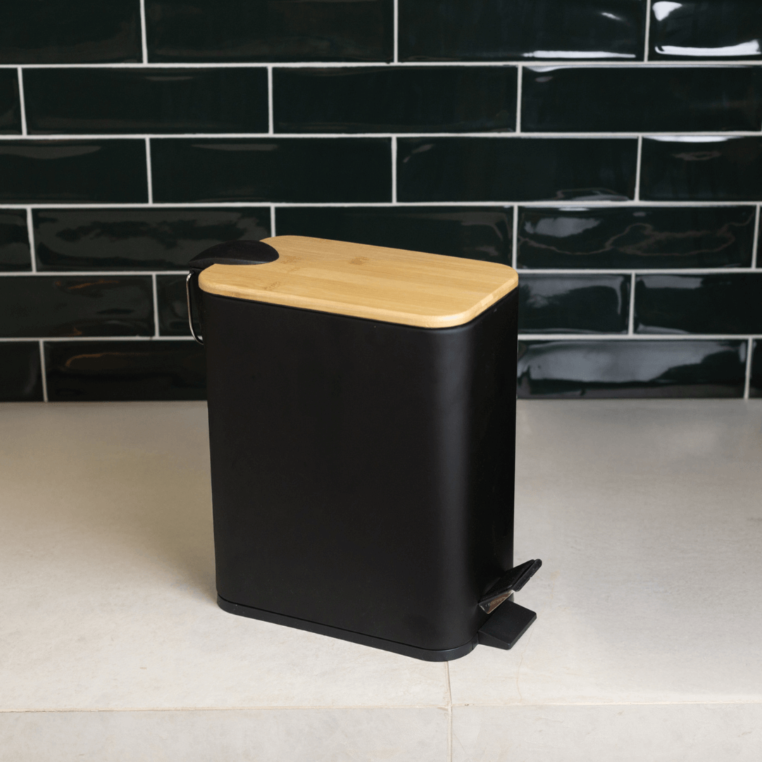 Lixeira Quadrada com Pedal de Metal e Tampa de Bambu Preta 5 L