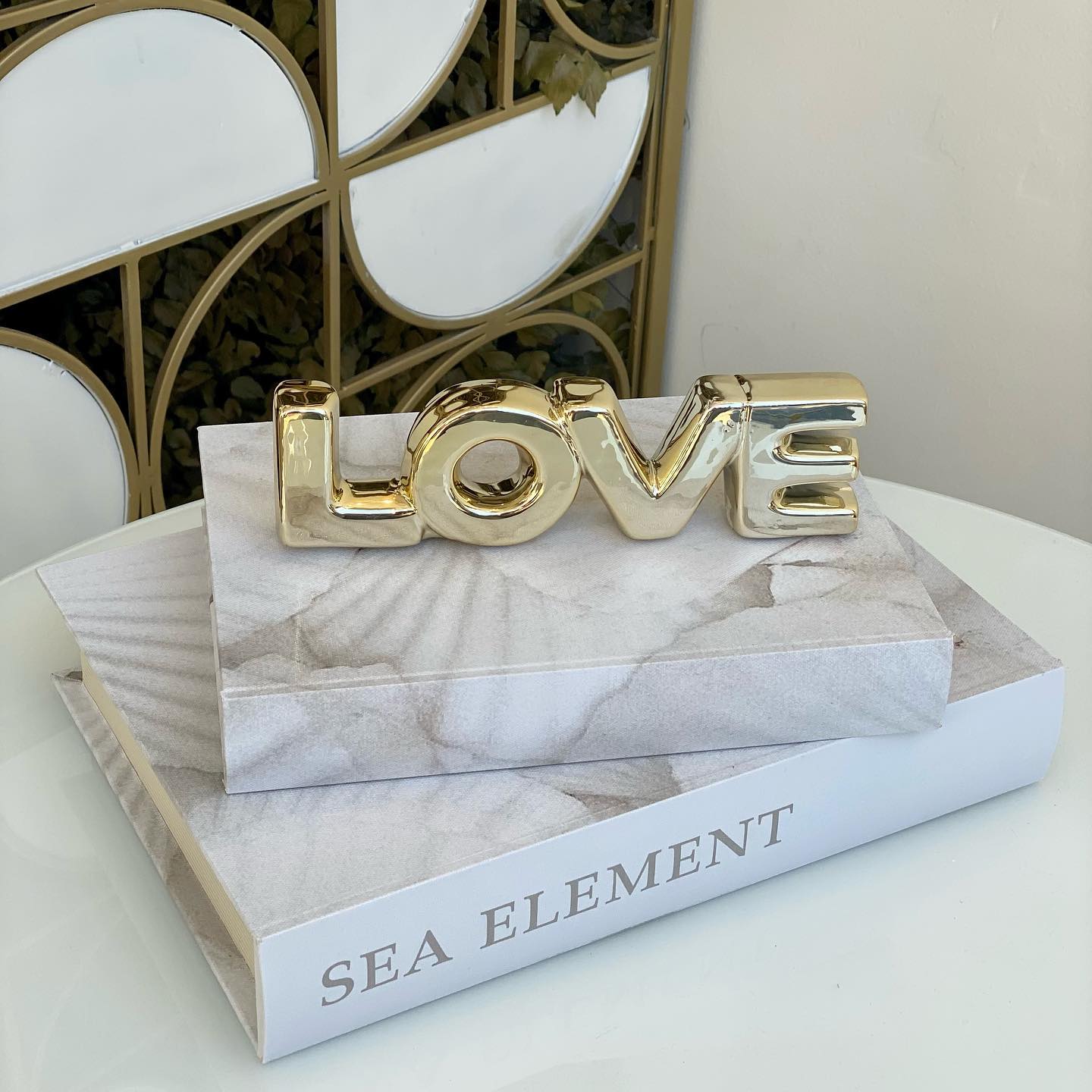 Love em Porcelana Dourado 21cm - Ela Decora