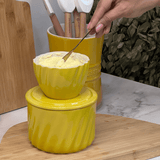 Manteigueira Francesa Twist em Cerâmica Amarela 250g - Ela Decora