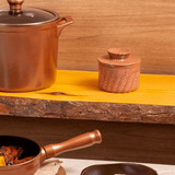 Pote para manteiga na prateleira da cozinha
