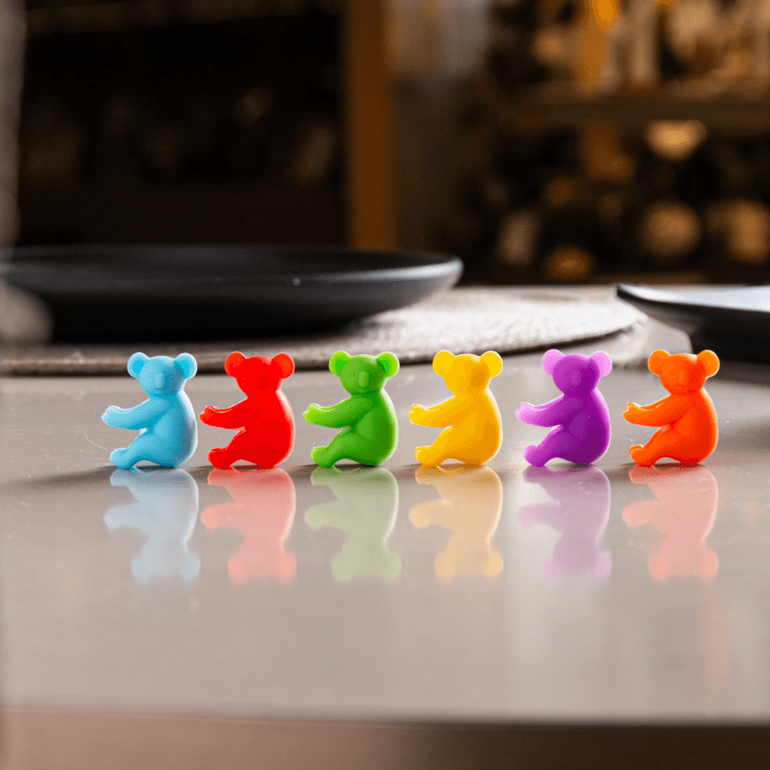 Seis marcadores sortidos em cores vibrantes na mesa da cozinha