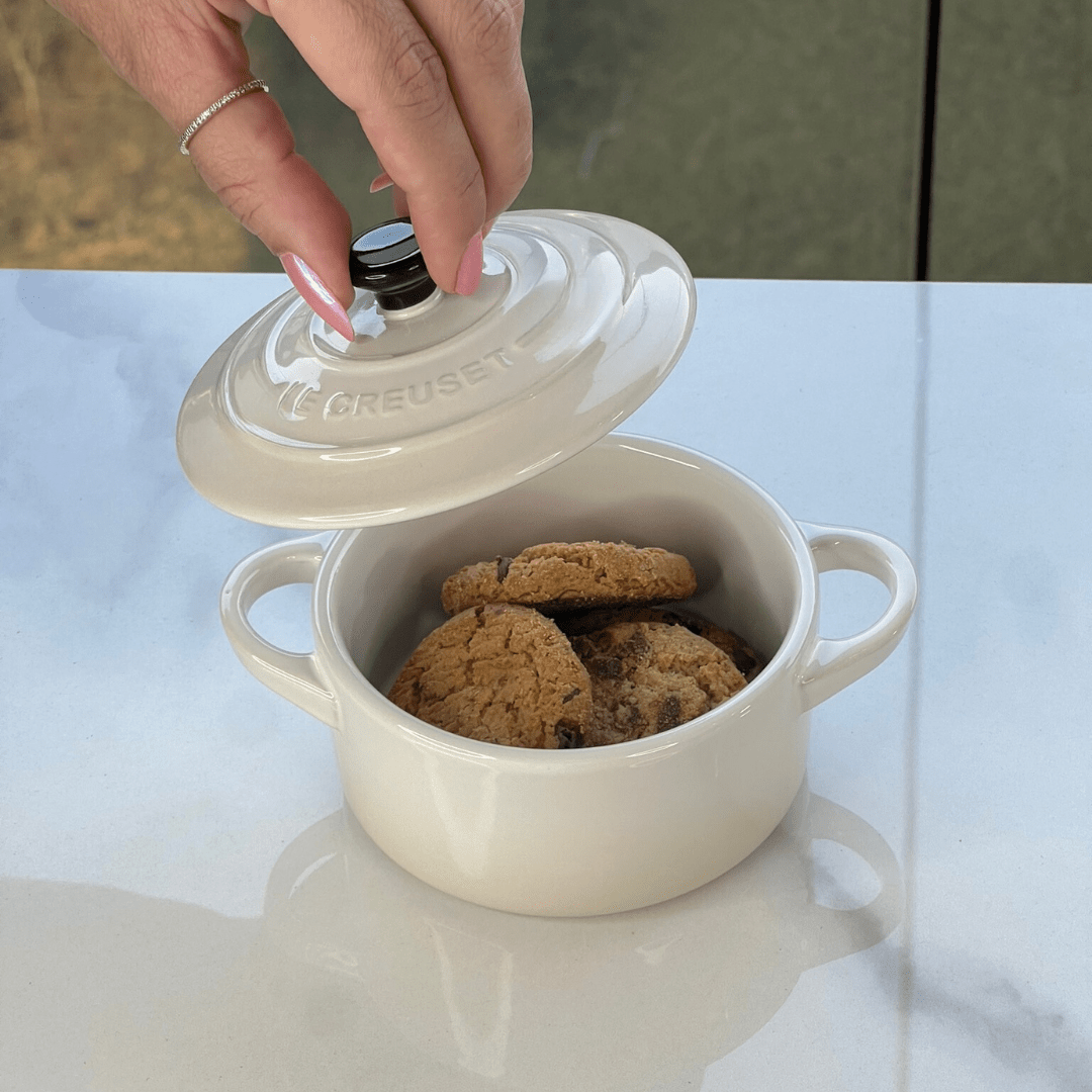 Mini Cocotte Meringue com Pegador Preto 10cm Le Creuset - Ela Decora