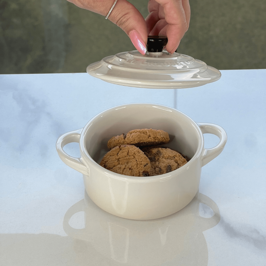 Mini Cocotte Meringue com Pegador Preto 10cm Le Creuset - Ela Decora