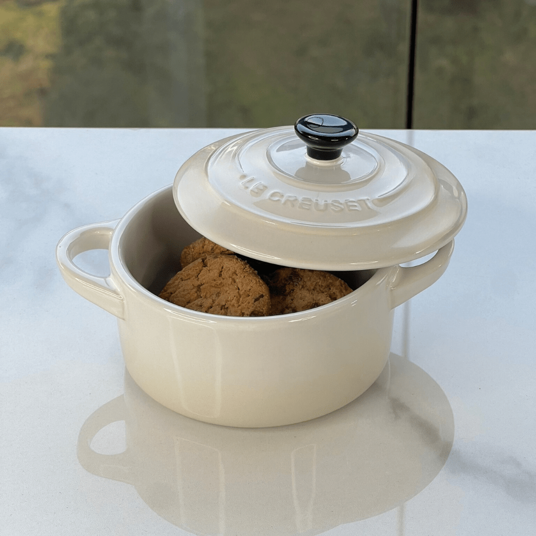 Mini Cocotte Meringue com Pegador Preto 10cm Le Creuset - Ela Decora