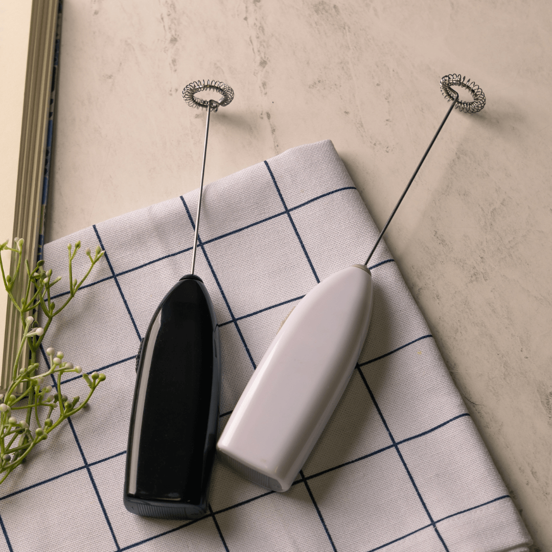 Mini Mixer Elétrico para Bebidas em Aço Inox e Plástico Preto - Ela Decora