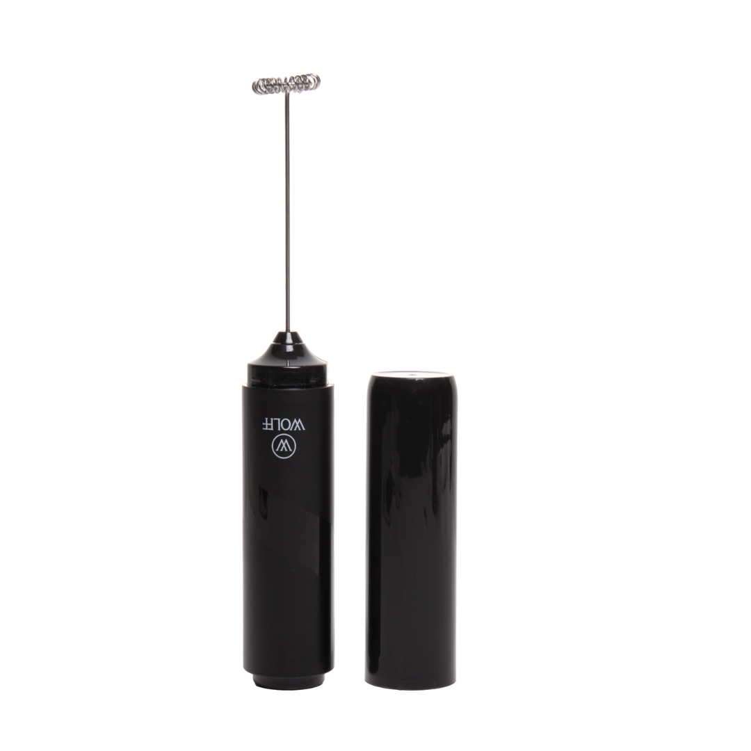 mini mixer preto com haste inox e tampa separada fundo branco