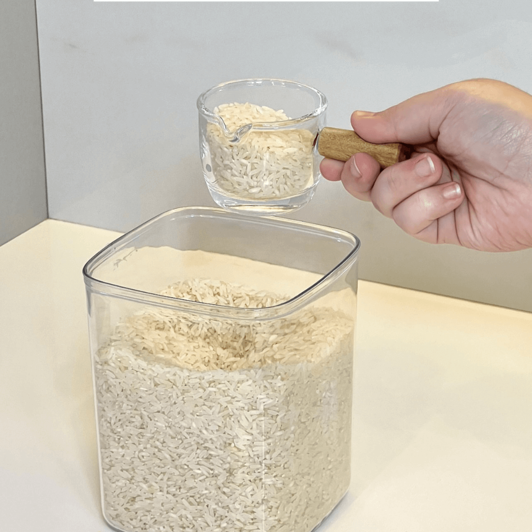 pote com arroz e copo com cabo de bambu 