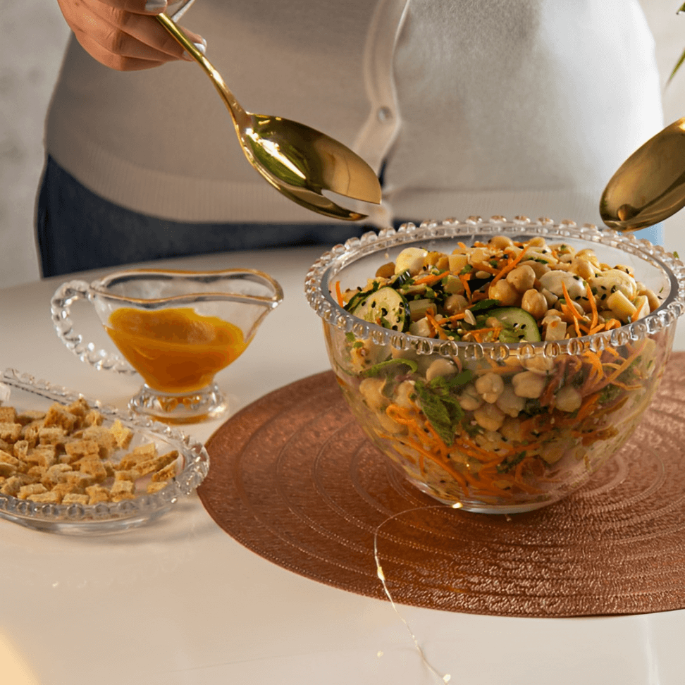 tigela de salada com molheira e bandeja de vidro