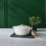 Panela Redonda Signature Branca com Pegador Dourado 26cm Le Creuset - Ela Decora