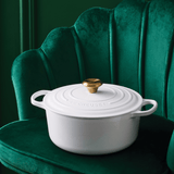 Panela Redonda Signature Branca com Pegador Dourado 26cm Le Creuset - Ela Decora