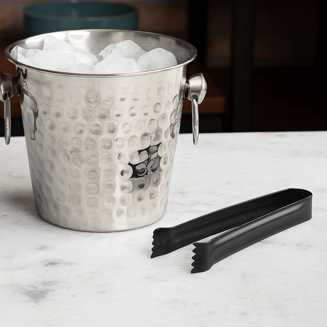 pinça para cubos de gelo ao lado de um balde de gelo com alça em aço inox