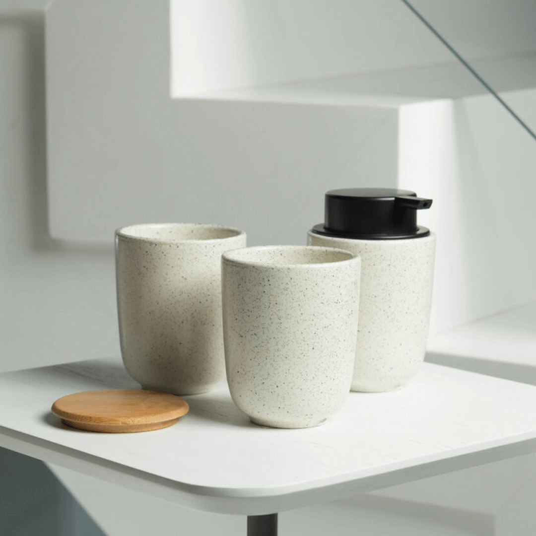 Porta Algodão em Cerâmica Branco Reativo com Tampa de Bambu Osaka - Ela Decora