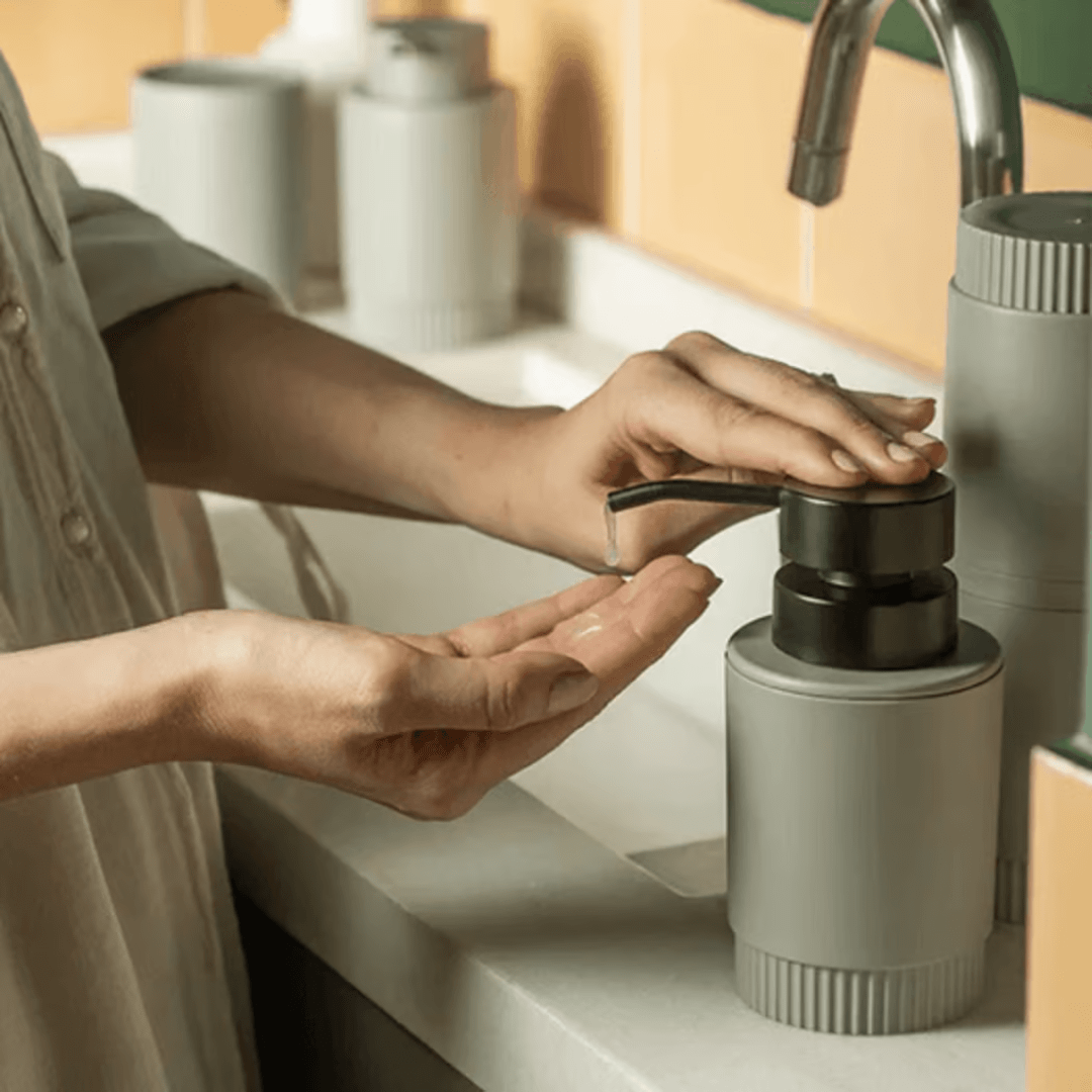 Porta Sabonete Liquido Dorica Bege com Tampa Preta 300ml - Ela Decora
