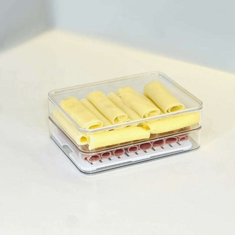 Camadas do porta frios duplo mostrando divisórias para alimentos organizados
