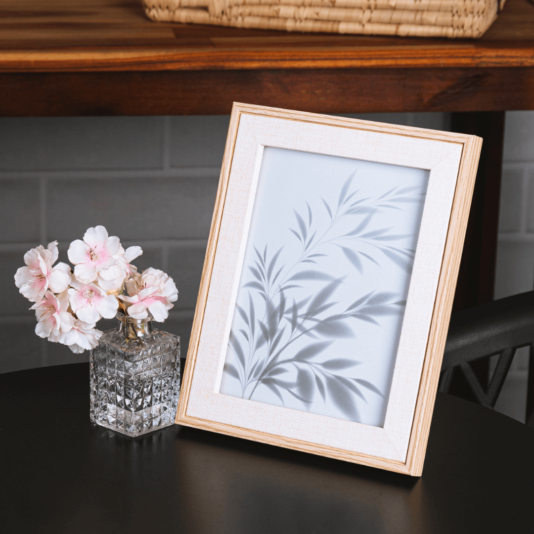 porta fotos fotografia de flor com vaso de flor na bancada da sala de estar 