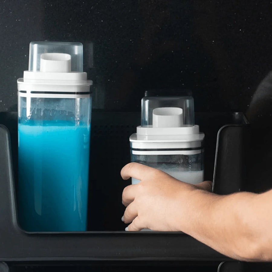 Dois dispensers com liquido azul e branco sendo retirados de suporte