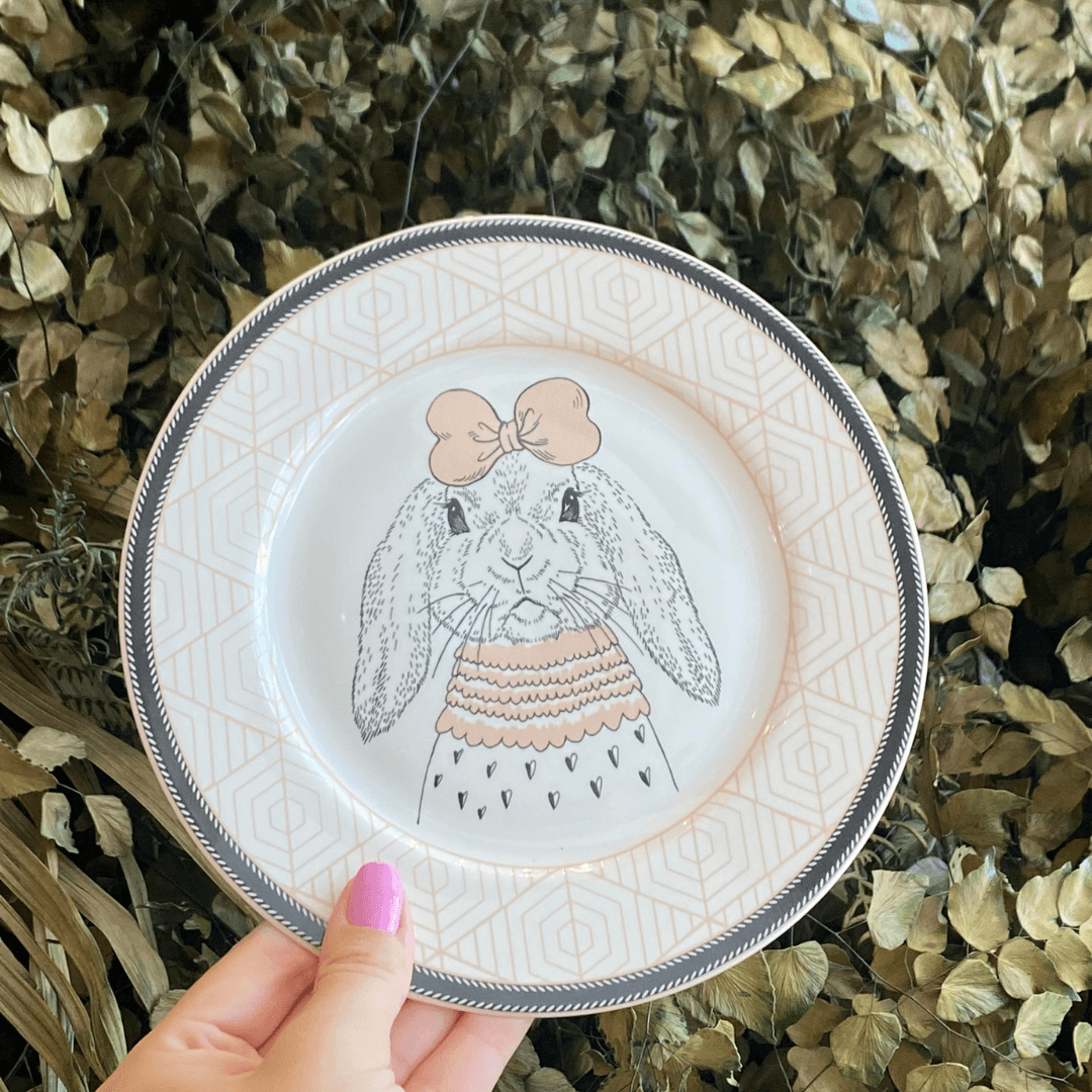 Prato de Sobremesa Pascoa com Coelho Branco e Rosa 19cm - Ela Decora