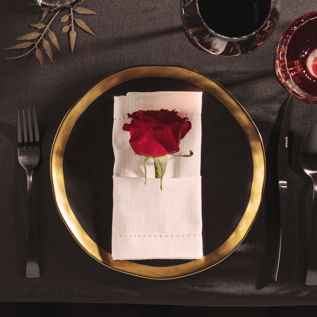 Prato Raso Dubai em Porcelana Preto e Dourado 25cm - Ela Decora