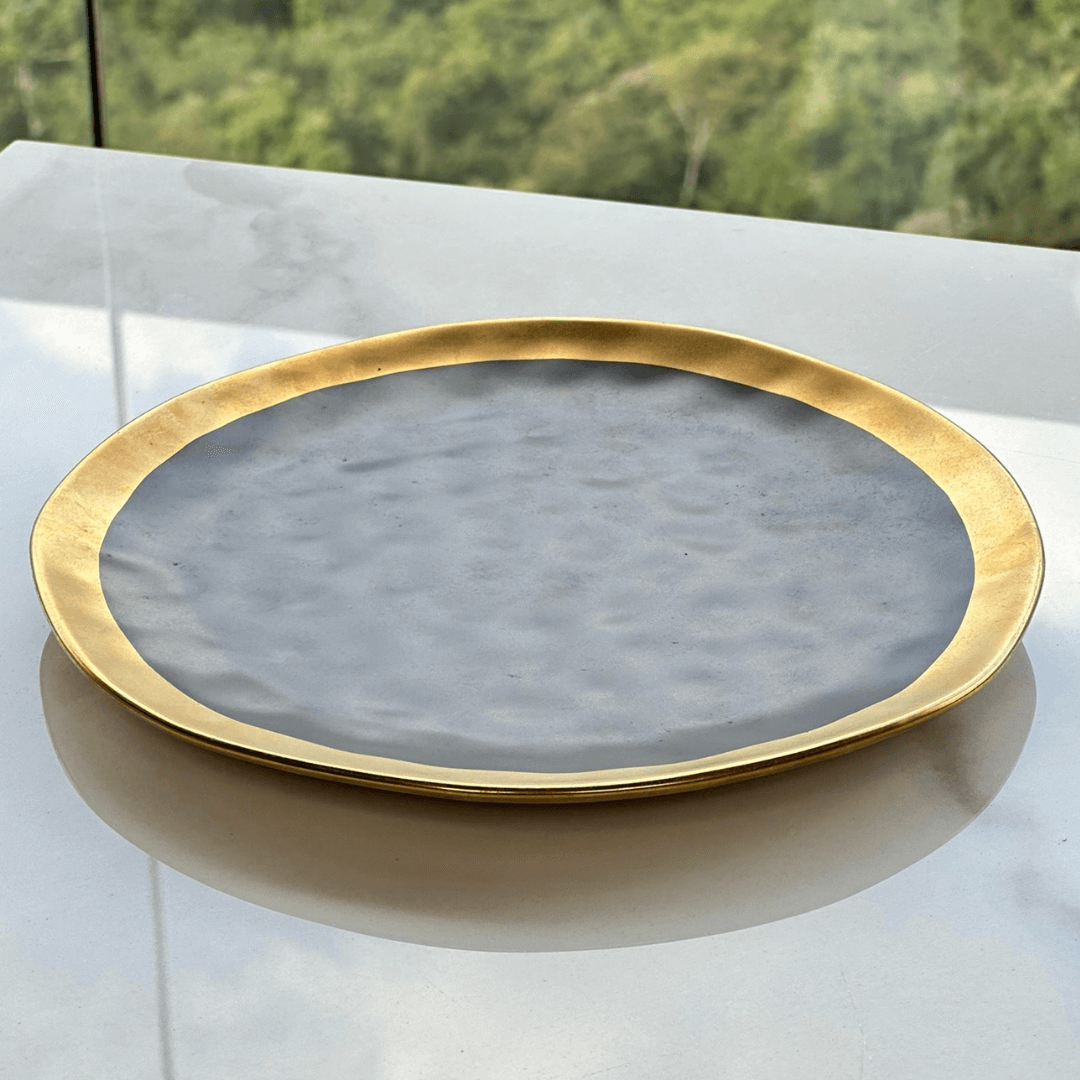 Prato Raso Dubai em Porcelana Preto e Dourado 25cm - Ela Decora
