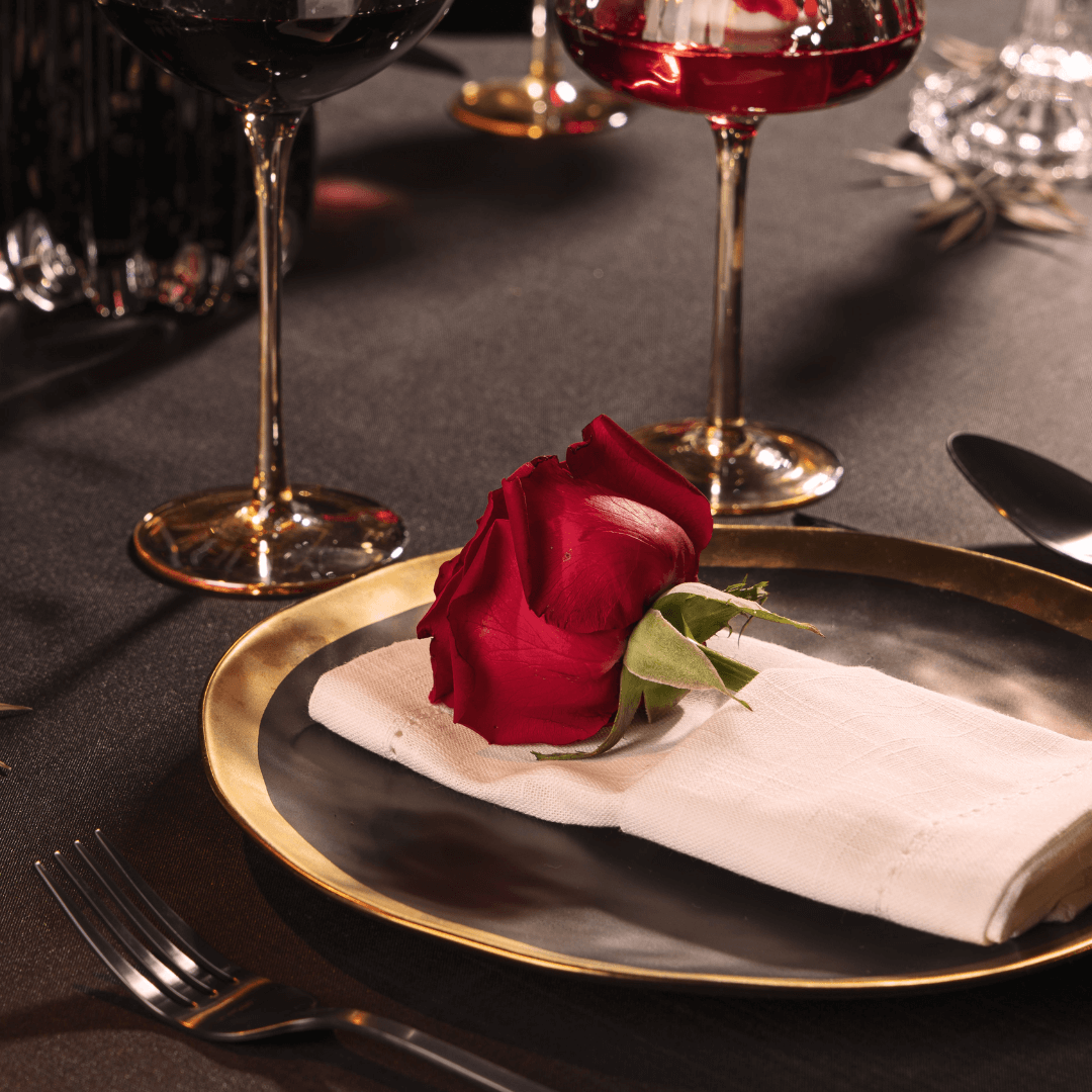 Prato Raso Dubai em Porcelana Preto e Dourado 25cm - Ela Decora