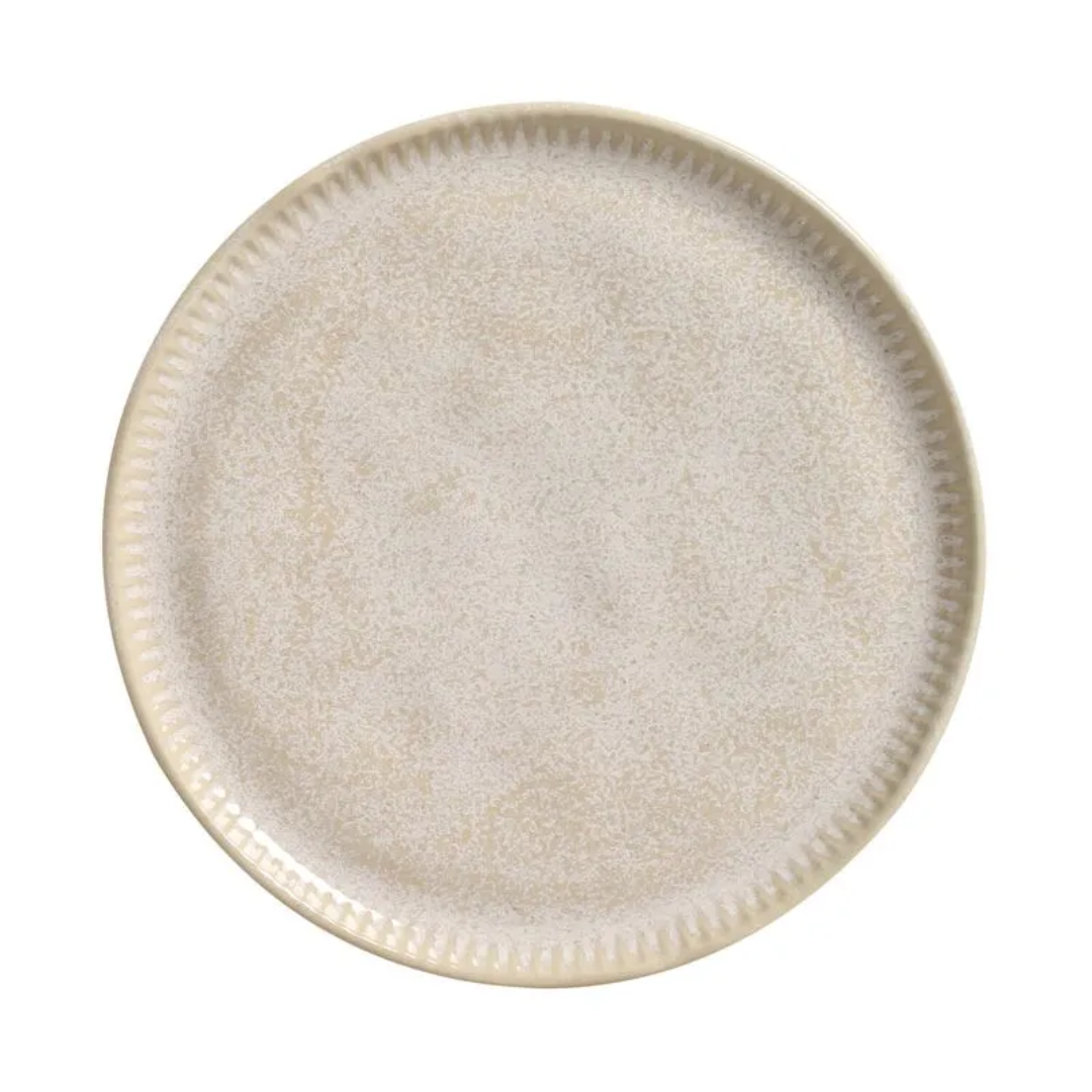 Prato raso redondo off white com bordas em relevo fundo branco