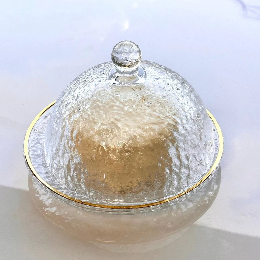 Queijeira redonda de cristal martelado com cloche e borda dourada vista de cima