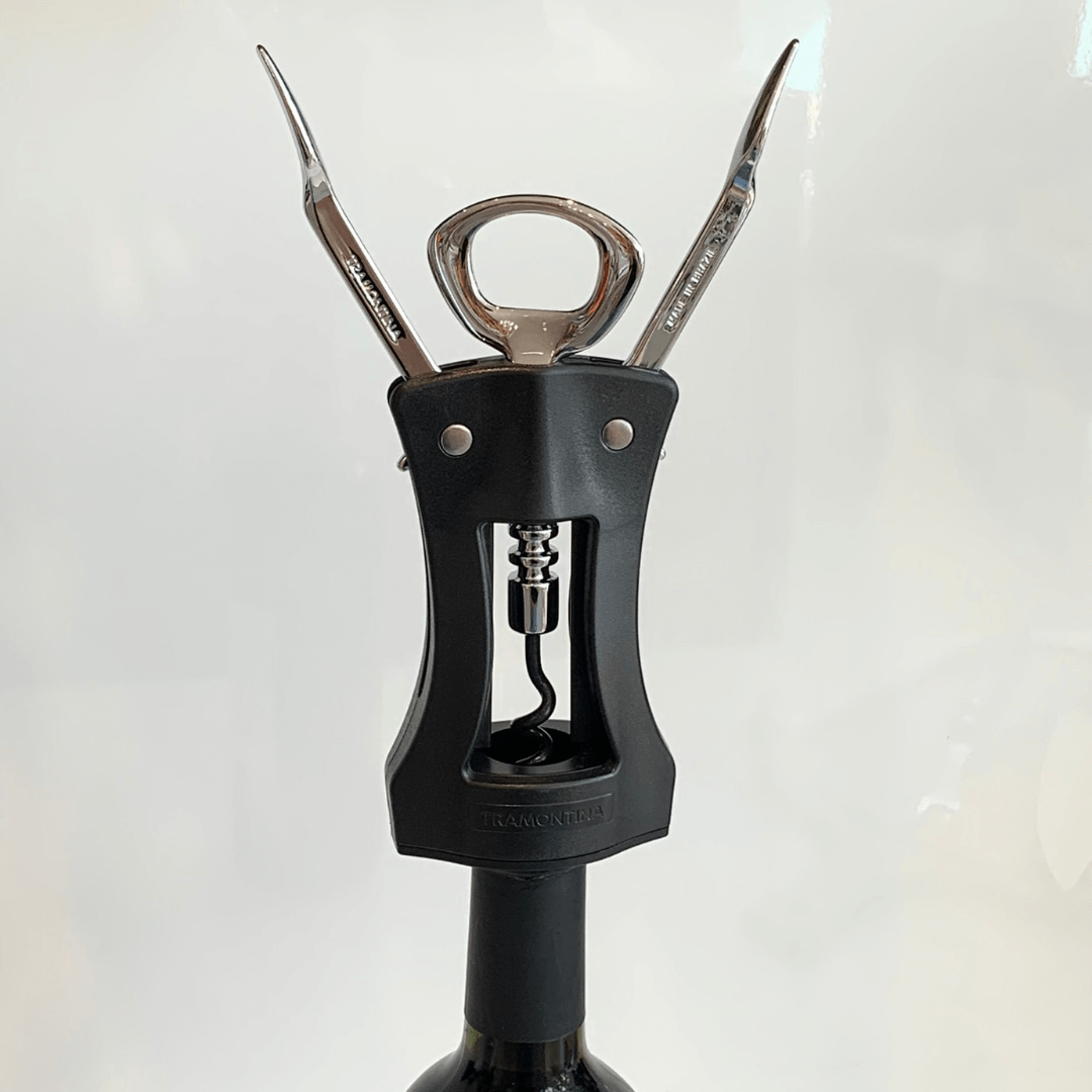 Saca Rolhas aberto abrindo garrafa de vinho com alças levantadas