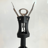 Saca Rolhas aberto abrindo garrafa de vinho com alças levantadas