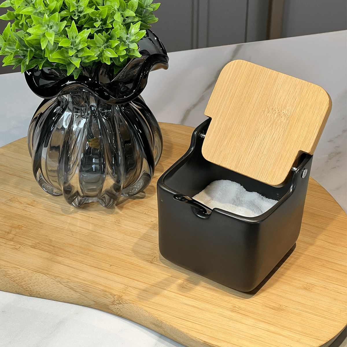 Saleiro de Porcelana Manhattan Preto com Tampa de Bambu 270ml - Ela Decora