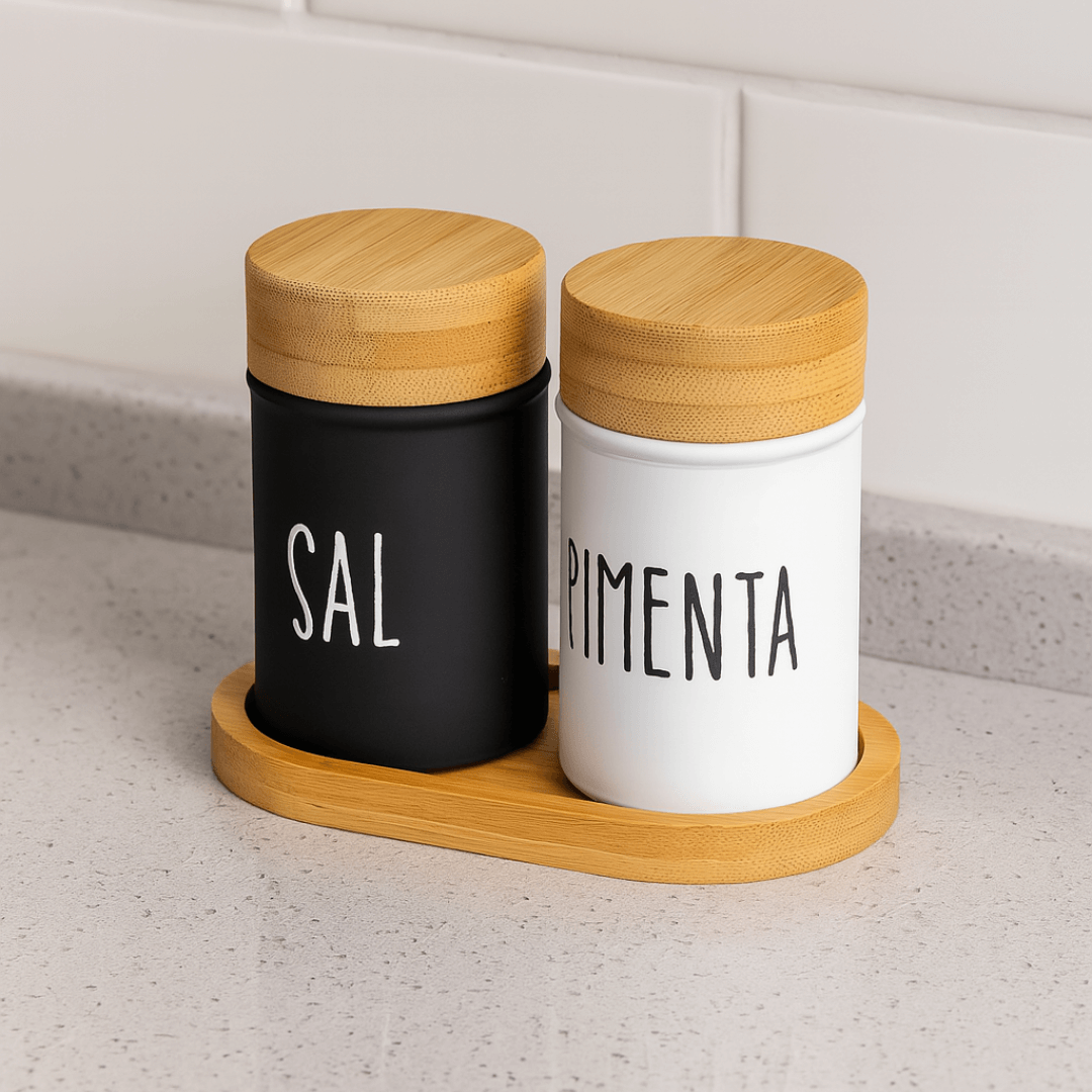saleiro e pimenteiro com bandeja