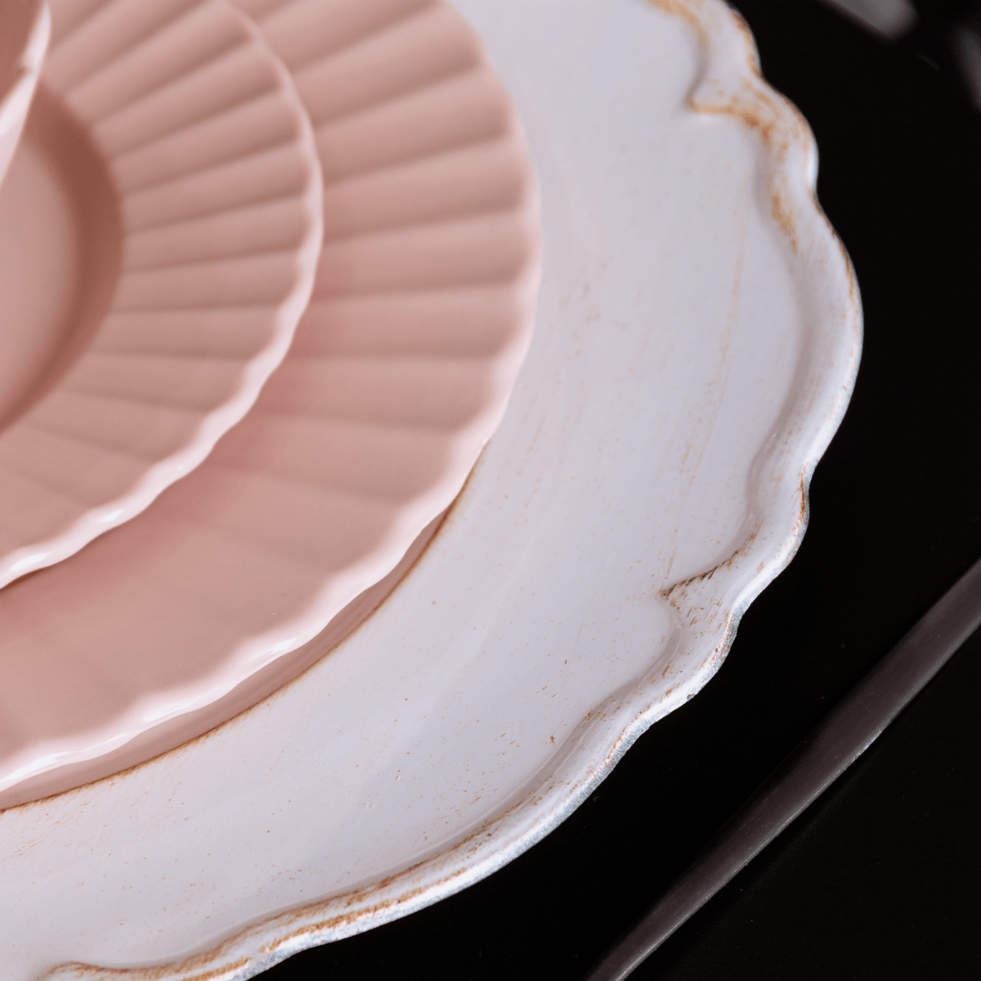 Detalhe do acabamento patinado e borda ondulada do sousplat branco
