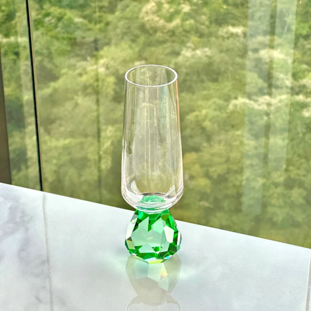 Taça para champanhe com base diamante verde em cristal transparente