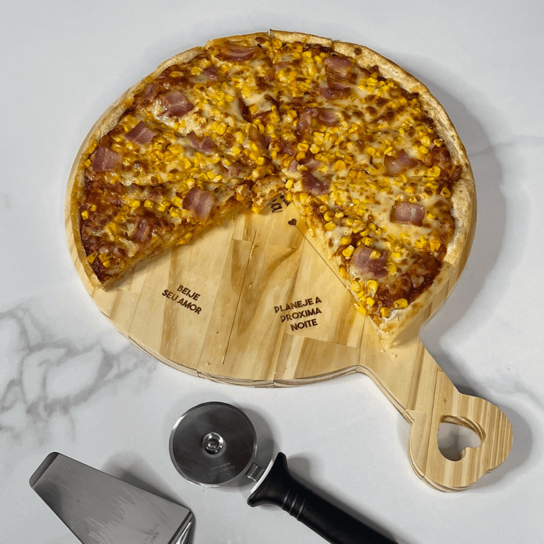 Tábua de Madeira Pinus para Pizza Coração 47cm - Ela Decora