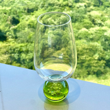 Taça individual com base esférica verde destaque do design