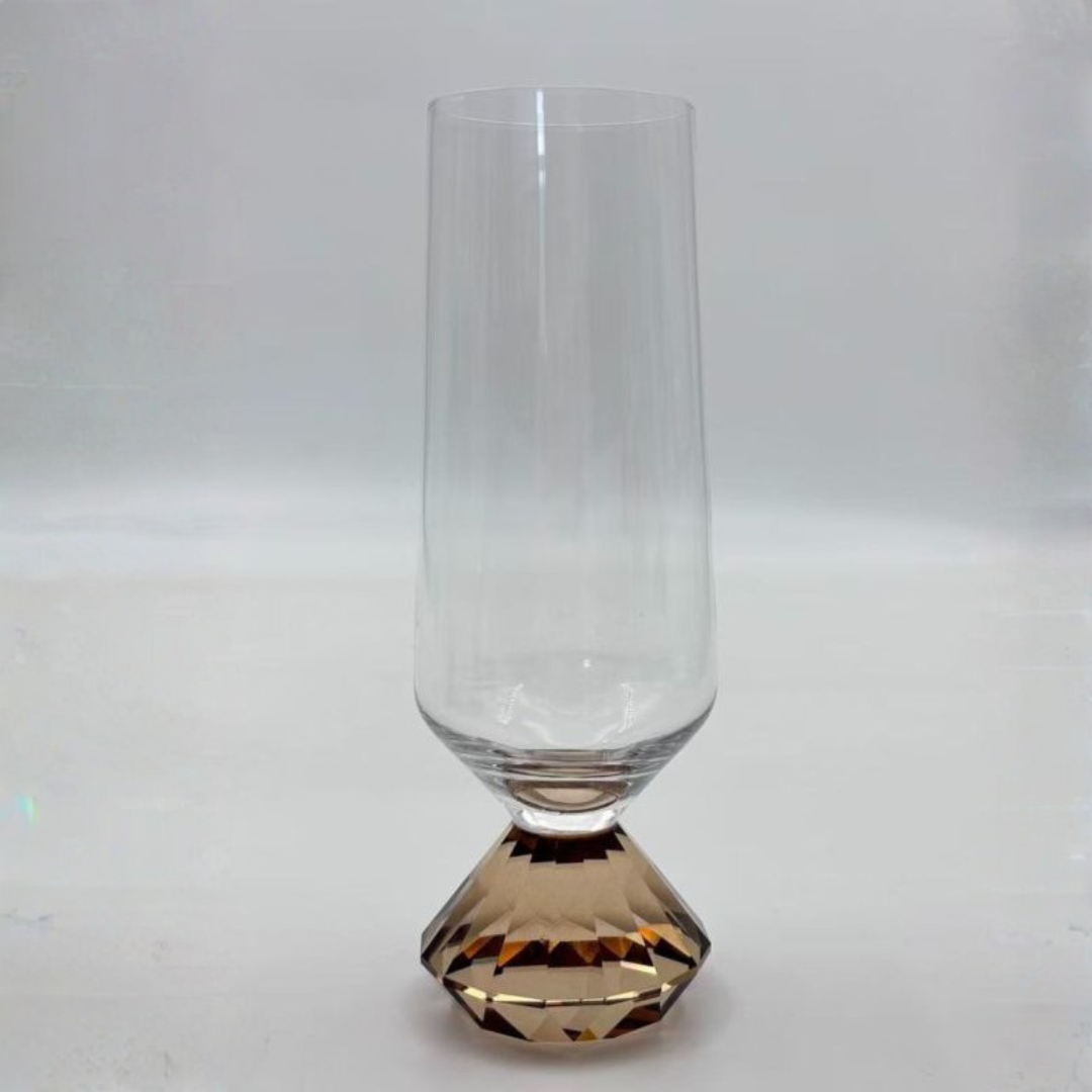 taca flute de vidro com base diamante ambar em fundo branco